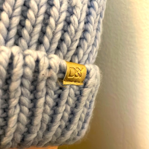 - - The luxurious DY Pom Pom Hat is a must have! By the hat 🎩 - Picture 2 of 3